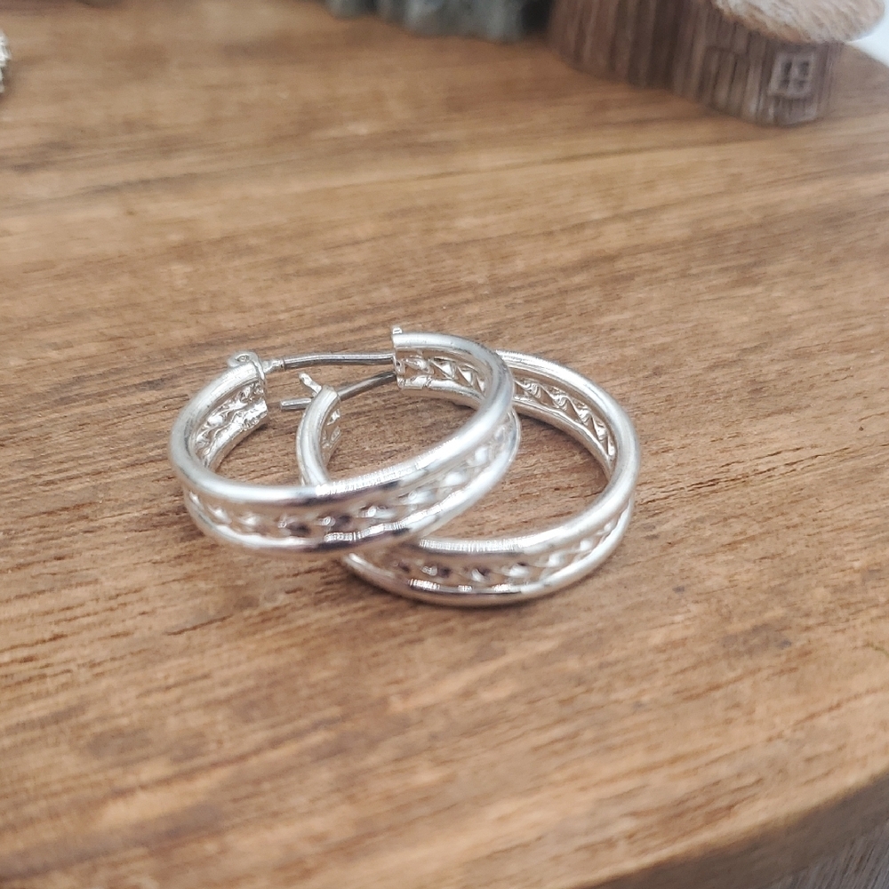 Elegant Silver Tone Lace Hoop Earrings E803